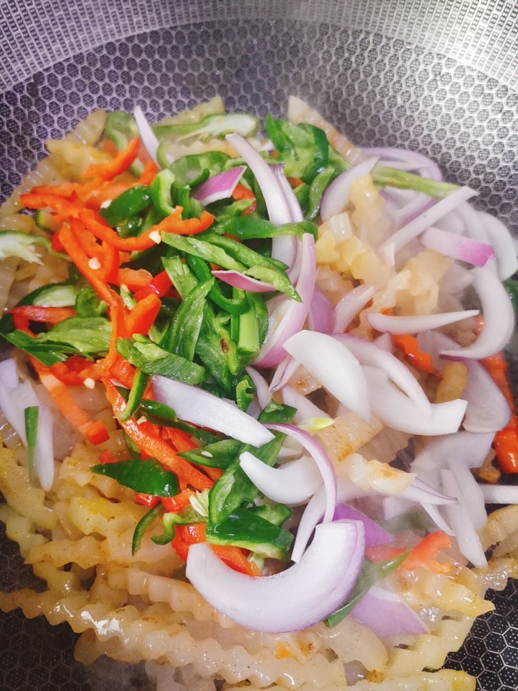 麻辣土豆条,然后加入青红椒,洋葱翻炒均匀至入味