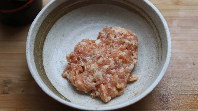 玫瑰花煎饺,往剁好的肉中加入<a style='color:red;display:inline-block;' href='/shicai/ 718'>料酒</a>，<a style='color:red;display:inline-block;' href='/shicai/ 788'>生抽</a>，盐，<a style='color:red;display:inline-block;' href='/shicai/ 134296'>白胡椒粉</a>，少许清水，搅拌均匀。