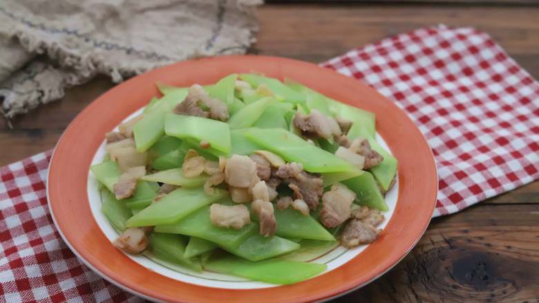 莴笋炒肉片,莴笋是可以生食的，炒的时候不要炒太久，不然颜色容易变暗，看到莴笋颜色翠绿时撒点盐炒匀，就可以出锅了。