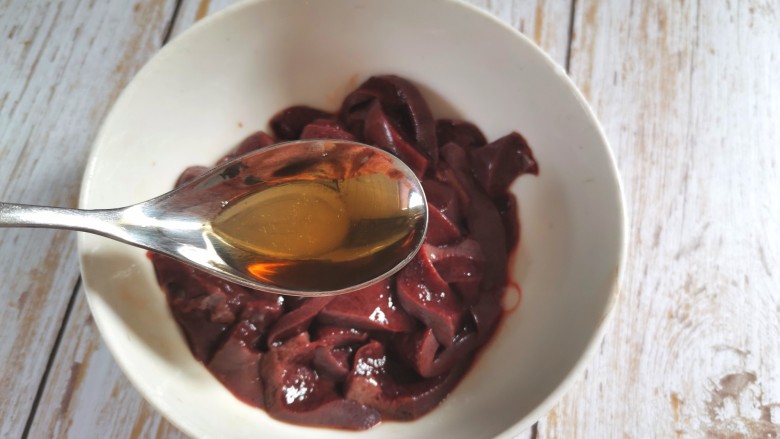 猪肝菠菜汤,装入碗中,加入一勺<a style='color:red;display:inline-block;' href='/shicai/ 718'>料酒</a>