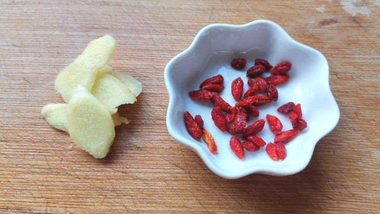 猪肝菠菜汤,姜切片,枸杞洗净