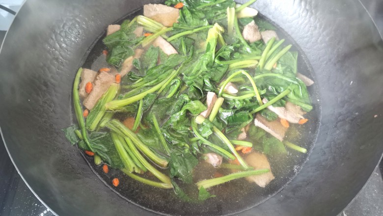 猪肝菠菜汤,烧开加入少许<a style='color:red;display:inline-block;' href='/shicai/ 756'>鸡精</a>,几滴香油出锅