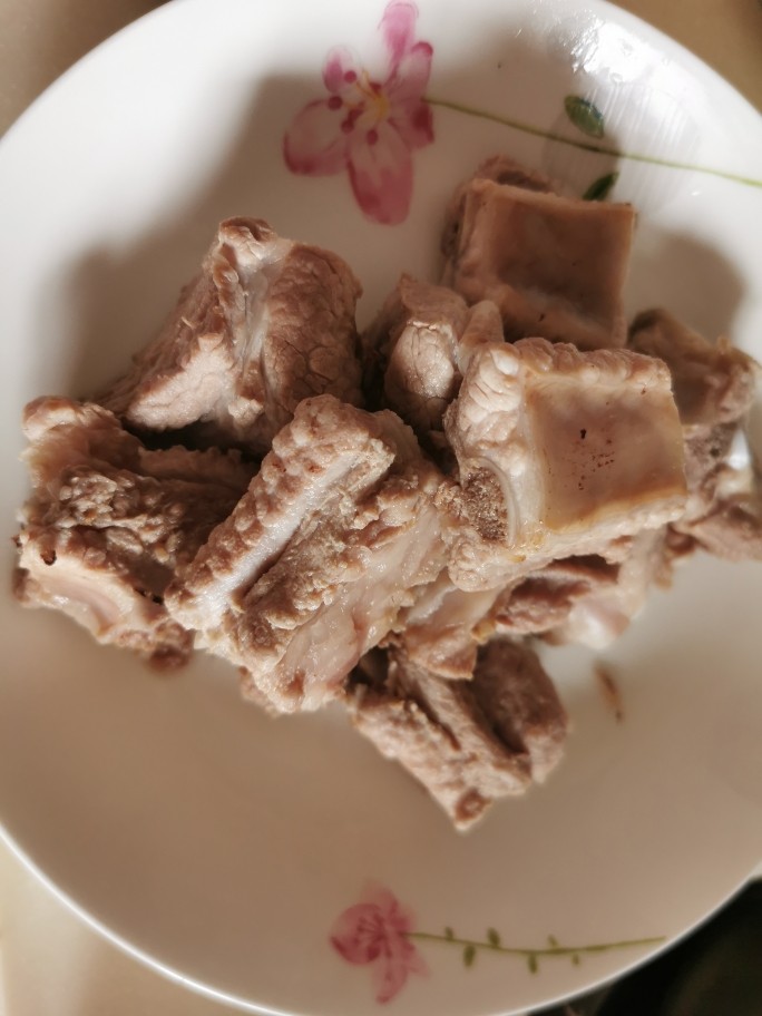 山楂小排骨,排骨焯水,熟后冲洗干净血沫。