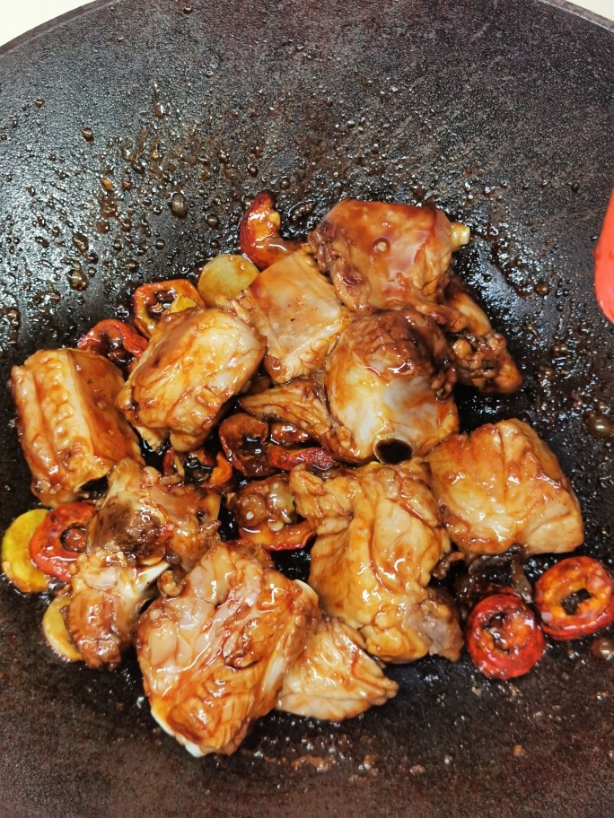 山楂小排骨,排骨裹上糖胶,炒至焦糖色。