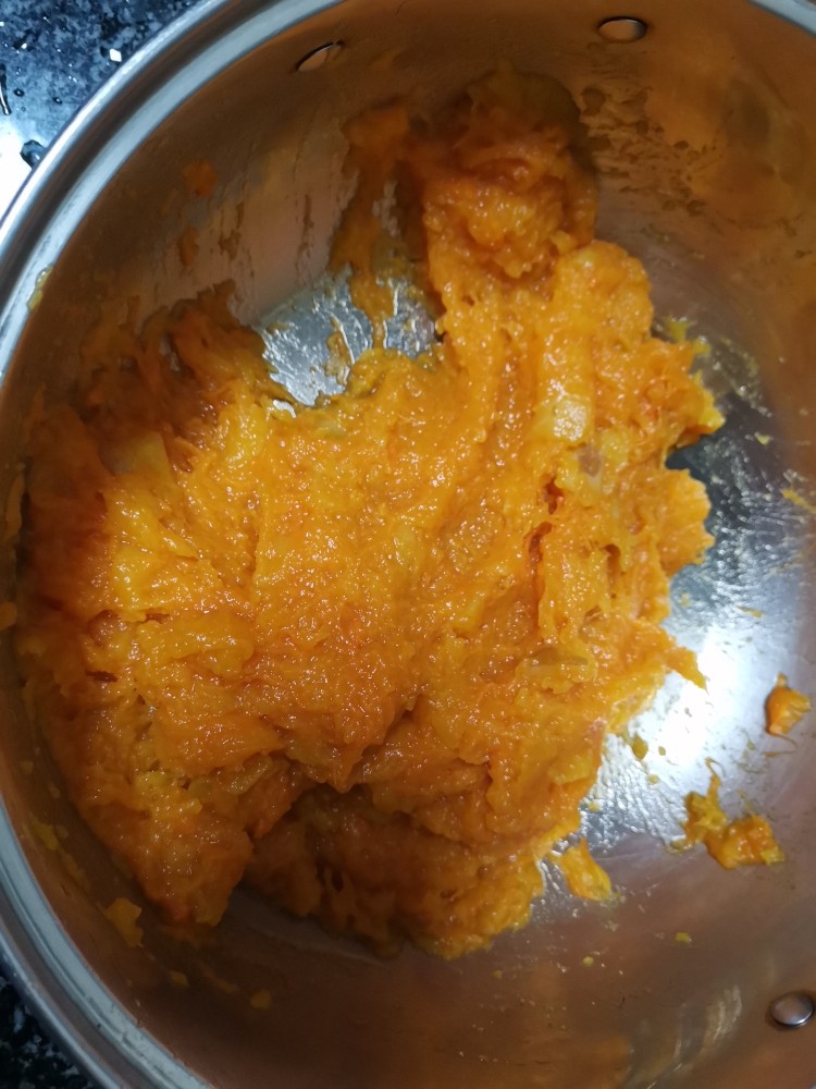 外酥里嫩的,好吃看得见的红糖南瓜麻糍,你吃过吗?,揉烂南瓜,剔除皮等杂质