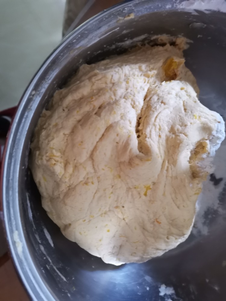 外酥里嫩的,好吃看得见的红糖南瓜麻糍,你吃过吗?,揉成面团