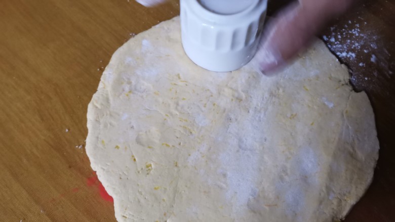 外酥里嫩的,好吃看得见的红糖南瓜麻糍,你吃过吗?,用杯子拓出一个个小圆饼,滚上<a style='color:red;display:inline-block;' href='/shicai/ 678'>白芝麻</a>