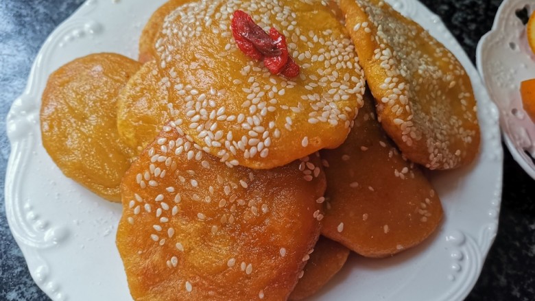 外酥里嫩的,好吃看得见的红糖南瓜麻糍,你吃过吗?,香喷喷,外酥里嫩的红糖南瓜麻糍粑就做好啦。
昨晚,我们每人趁热就吃掉了2个以上呢,太好吃了,哈哈哈。