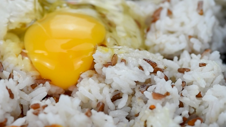减肥便当~紫菜炒饭,加入紫米隔夜饭,打入<a style='color:red;display:inline-block;' href='/shicai/ 9'>鸡蛋</a>,搅拌均匀
