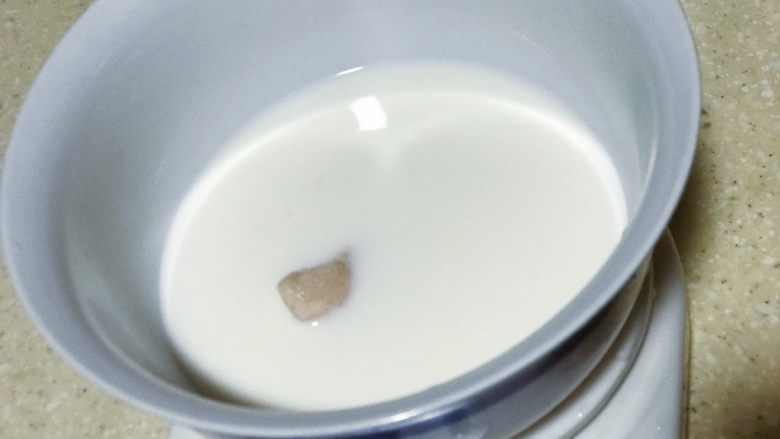 浅湘食光&汤种花式面包,加入少量细砂糖、酵母,稍微搅拌二三下至酵母沾湿,不要过度搅拌,静止5分钟