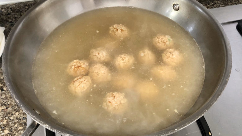 冬瓜肉丸汤➕记忆里的那碗汤,保持小火一个个放入水中,今天老抽加多了,汤颜色有点深