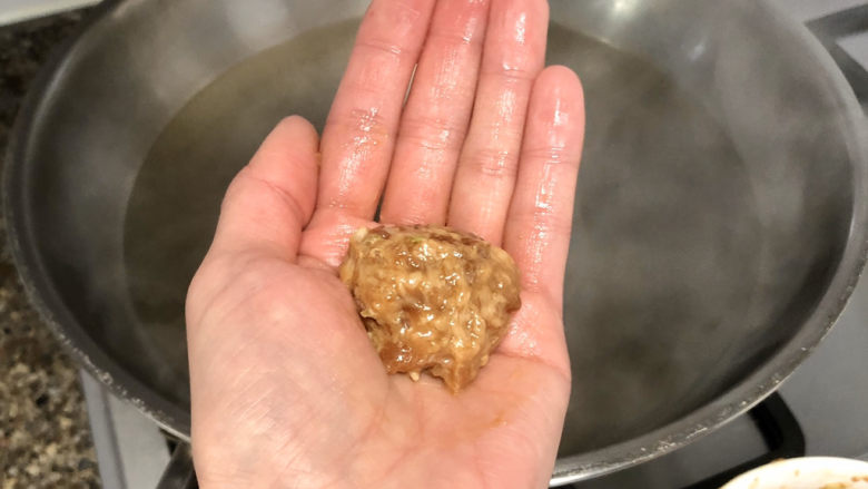 冬瓜肉丸汤➕记忆里的那碗汤,用手掌加勺子摔打出肉丸,也可以用虎口挤出