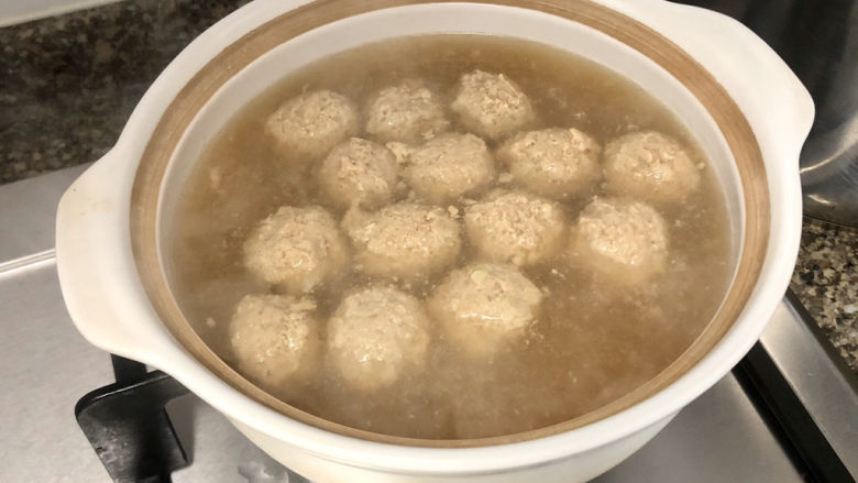 冬瓜肉丸汤➕记忆里的那碗汤,撇去浮末,转入汤锅中