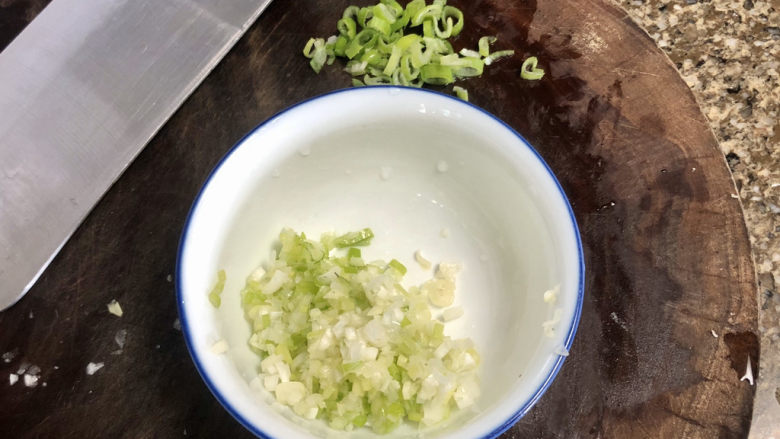 冬瓜肉丸汤➕记忆里的那碗汤,小葱择好洗净切末,从一点葱绿出来,出锅再撒在汤上