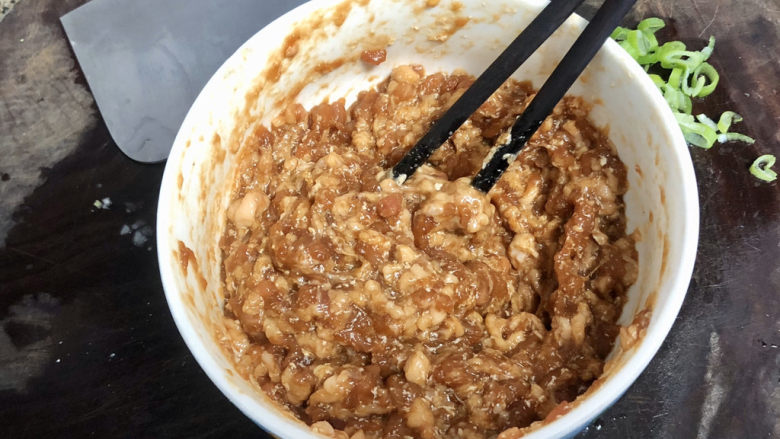 冬瓜肉丸汤➕记忆里的那碗汤,顺方向搅拌,让肉末吸收水分,搅拌上劲