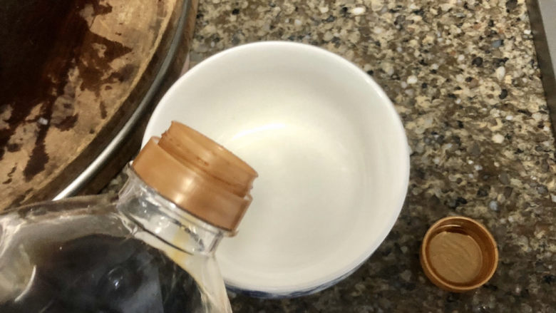 青椒炒猪肝,准备调味汁:两汤匙生抽或者一汤匙生抽➕一汤匙老抽