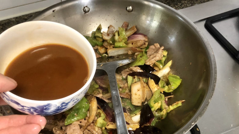青椒炒猪肝,淋上调味汁,翻炒均匀