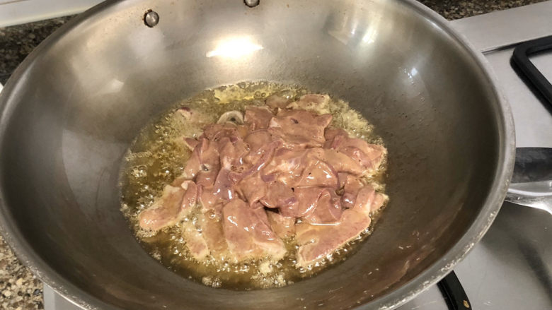 青椒炒猪肝,热锅冷油,油温热,加入猪肝滑炒到猪肝变色盛出备用