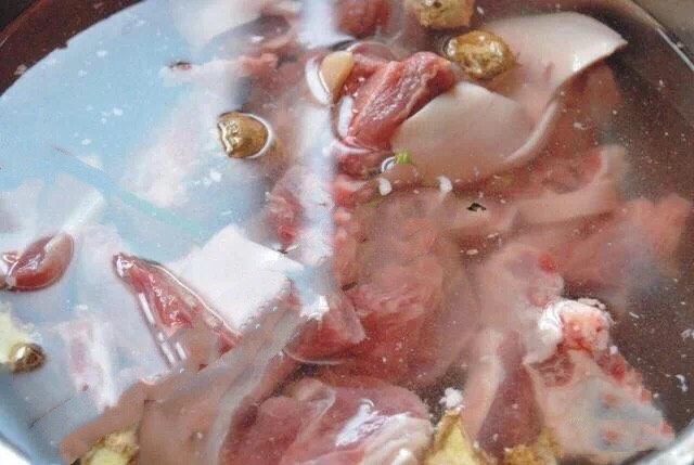 羊骨头汤,冷水放入羊骨(最好一次加足水)