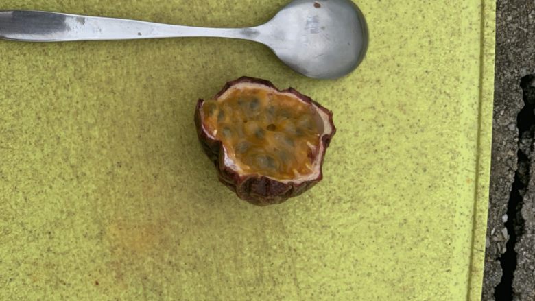 原味百香果汁,切开，用勺子挖出果肉放进容器里。