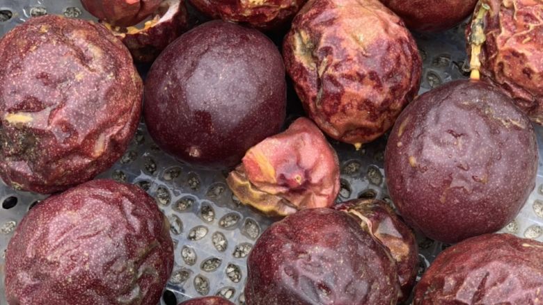 原味百香果汁,挑选壳子软些的比较熟，硬的先放几天。