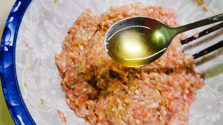 冬瓜肉丸汤,边搅打边淋入花椒水