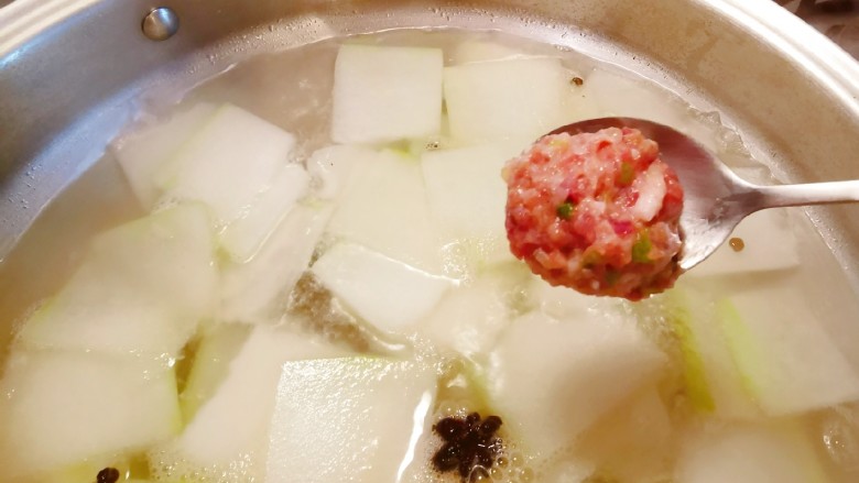 冬瓜肉丸汤,放入肉丸 借助勺子 取一份肉糜整形成肉丸状