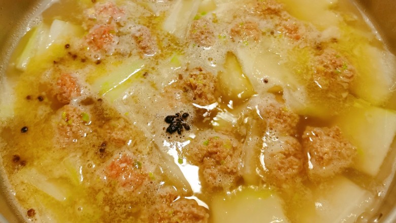 冬瓜肉丸汤,依次全部放入汤中 中小火煮熟