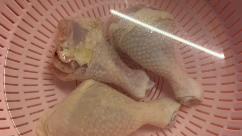 鸡腿炖香菇,鸡洗干净,沥干水