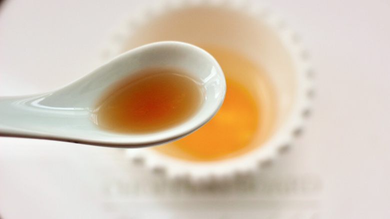 鸡蛋西红柿打卤面,鹅蛋打散在碗里,加入<a style='color:red;display:inline-block;' href='/shicai/ 718'>料酒</a>搅拌均匀。