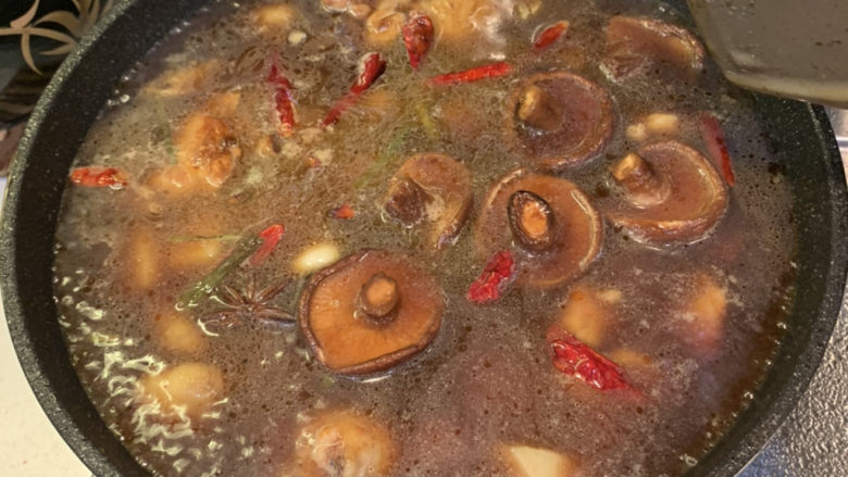 鸡腿炖香菇,盖上锅盖,大火煮开后,中小火炖20分钟