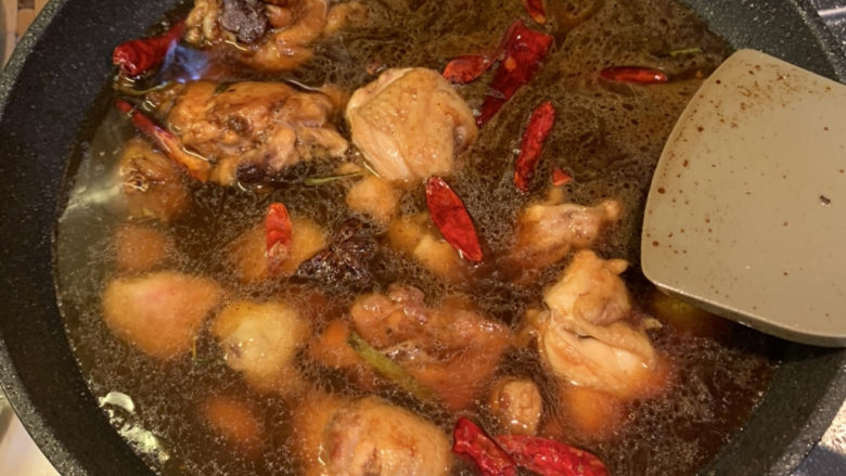 鸡腿炖香菇,加入适量清水,盖过锅中食材,大火煮开