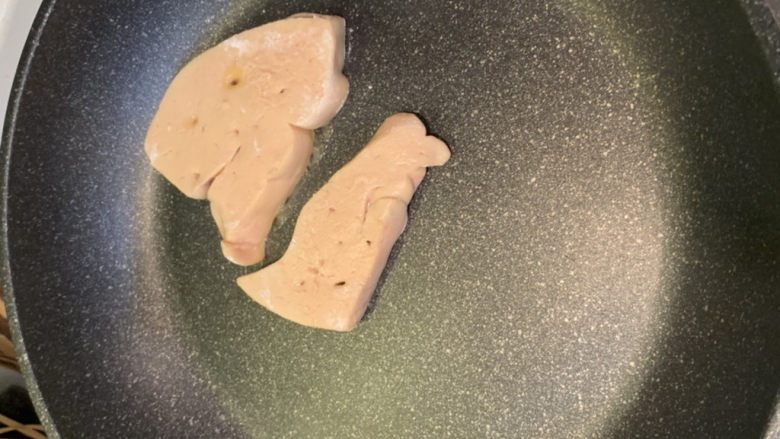香煎鹅肝,放在不粘锅上煎,切记一定要小火