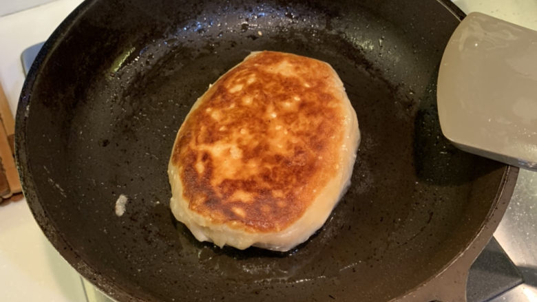 浓心芝士手抓饼,把手抓饼，翻一面煎