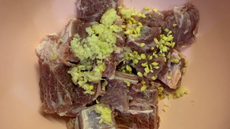 锡纸烤排骨,把沥干水的排骨,放入姜粒,蒜粒