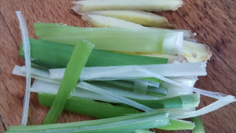 蜜汁叉烧肉(烤箱版),葱姜切丝