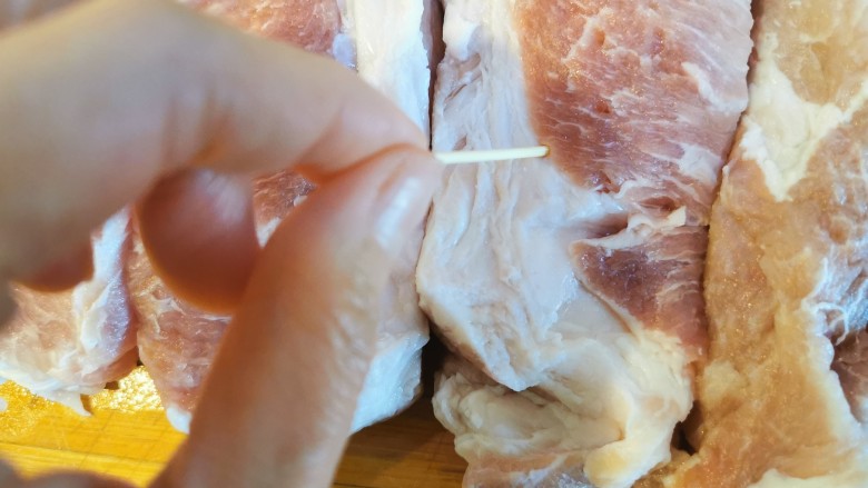 蜜汁叉烧肉(烤箱版),厨房纸吸去水份,用牙签戳很多小洞以便入味