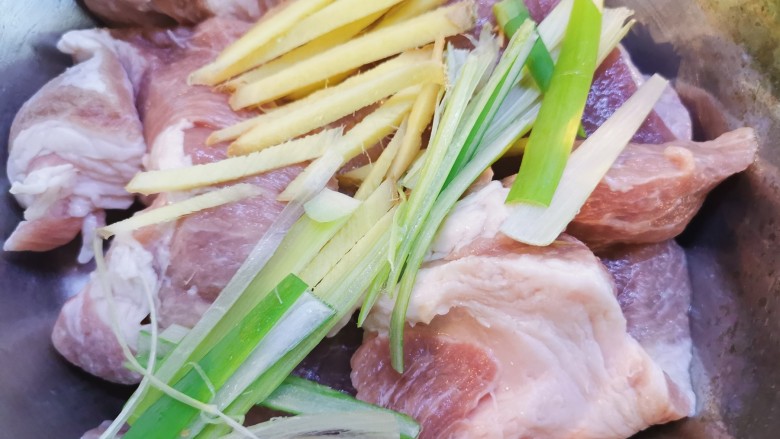 蜜汁叉烧肉(烤箱版),放入盆中
