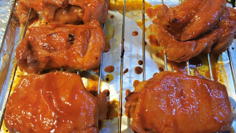 蜜汁叉烧肉(烤箱版),取出来再刷一遍酱汁和蜂蜜