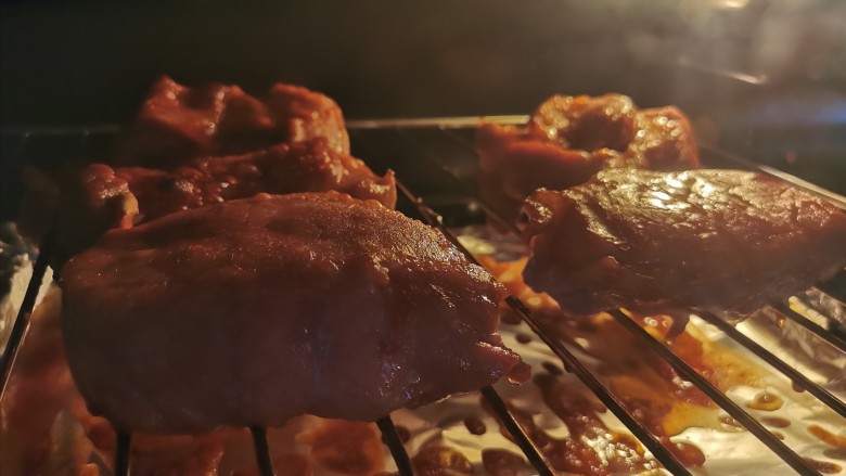 蜜汁叉烧肉(烤箱版),烤制20分钟左右,肉收紧