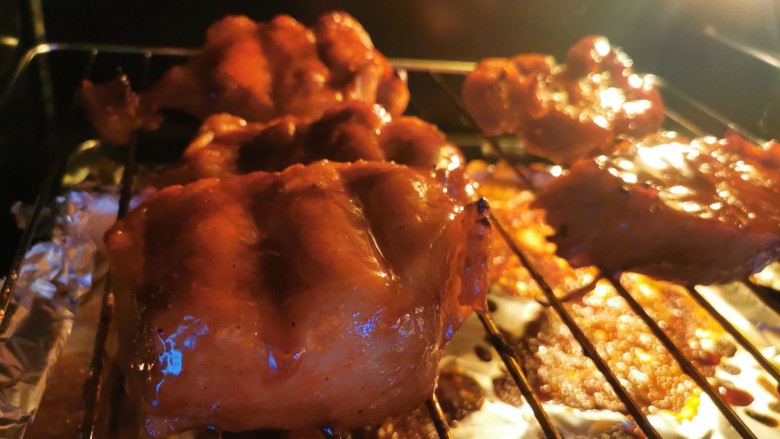 蜜汁叉烧肉(烤箱版),继续烤20分钟