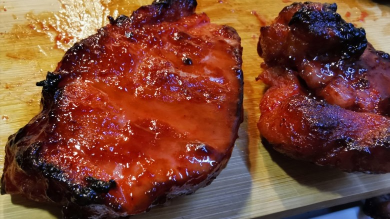 蜜汁叉烧肉(烤箱版),放在案板上切成小块
