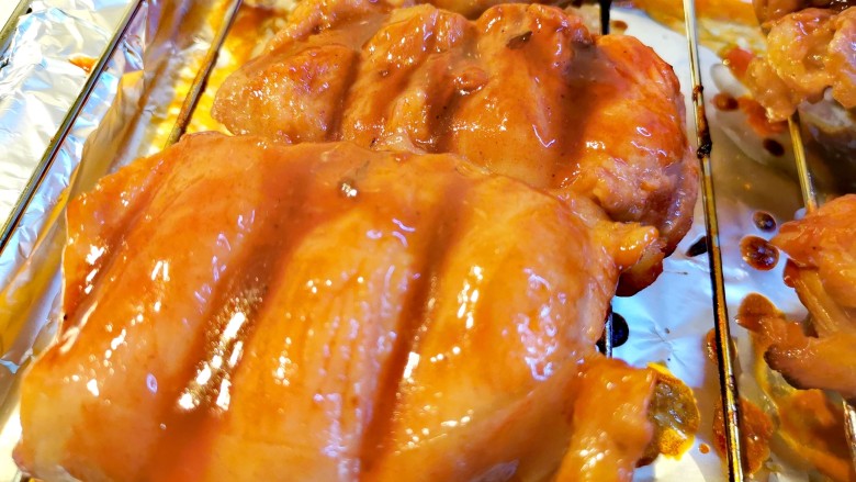 蜜汁叉烧肉(烤箱版),取出来再刷一遍酱汁和蜂蜜