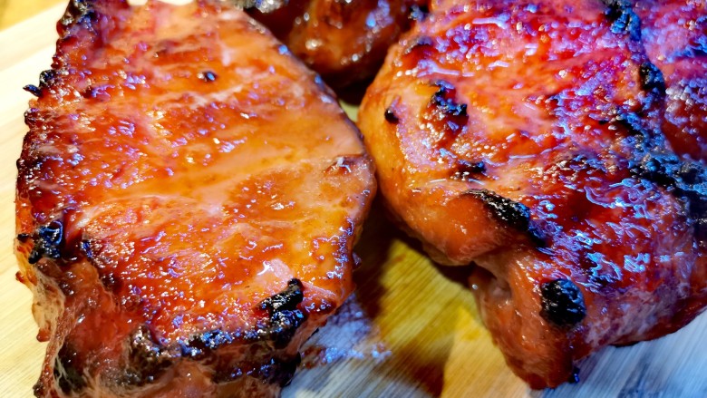 蜜汁叉烧肉(烤箱版),颜色鲜亮,趁热特别好吃