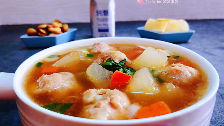 冬瓜肉丸汤,冬瓜和胡萝卜略带清香味入口即化口感棒极了