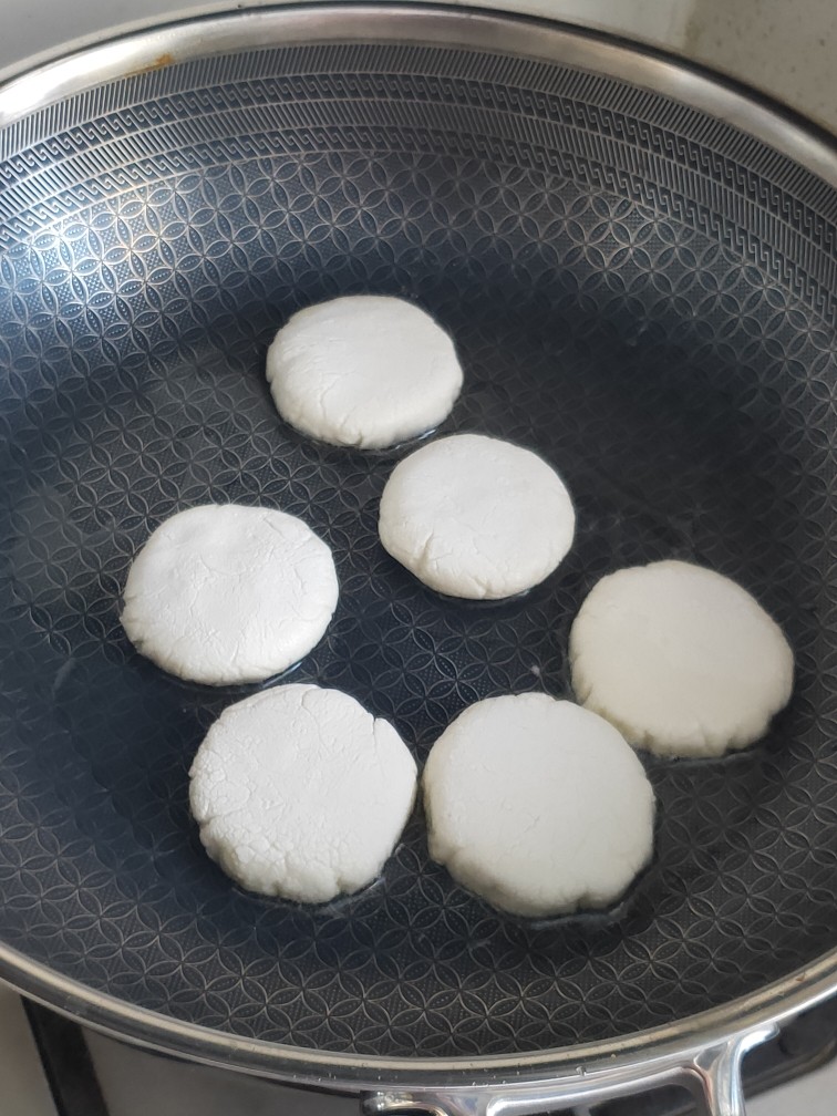 红糖麻糍,平底锅中刷油,放入糯米饼煎至两面金黄