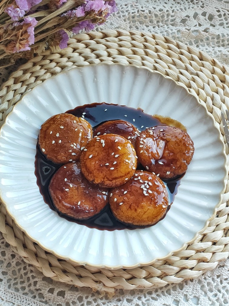 红糖麻糍,表面撒白芝麻装饰一下