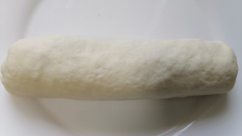 黄金小馒头,将面团整成长条状