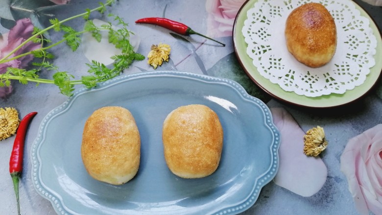 黄金小馒头,拍上成品图，一道外脆里嫩的黄金小馒头就完成了。