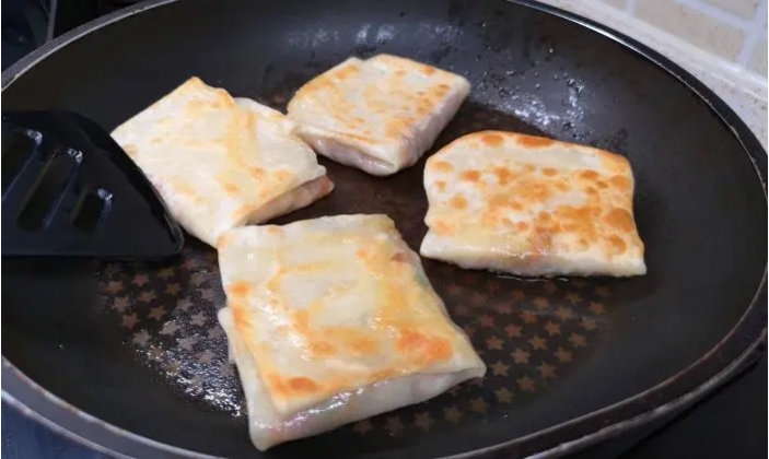 猪肉火烧,平底锅加油烧热,放入饼胚,小火烙至一面金黄后,翻一下面,烙至两面金黄后,即.可出锅。